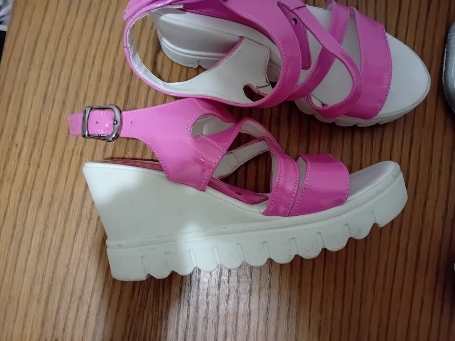 Дамски чехли и сандали