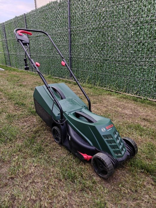 Masina de tuns gazon/iarba electrica Bosch EasyRotak 32-235, 32 cm latime taiere, 3 trepte de taiere, inaltime taiere 25 - 65 mm, sac colector 31 L