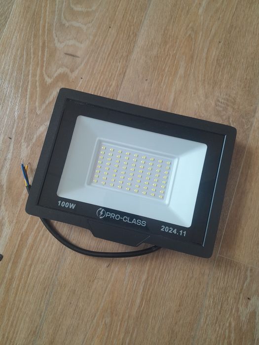 Прожектор продам