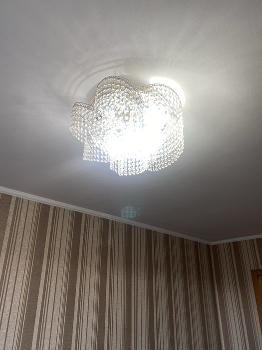 Продам люстру в отличном состояний