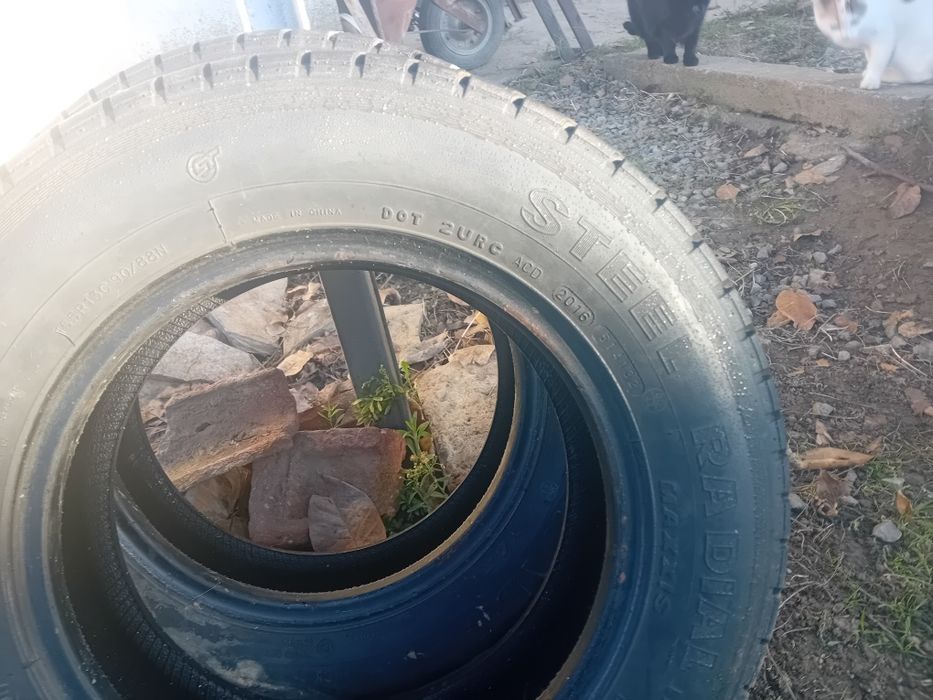 Продавам два броя гуми,подходящи за ремърке или каравана.Размер.155/13