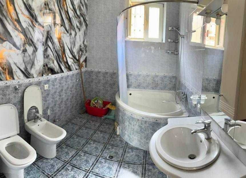 Сдается в аренду 3 ком квартира Ц-1  115 м.кв Лифт есть. Эко парк