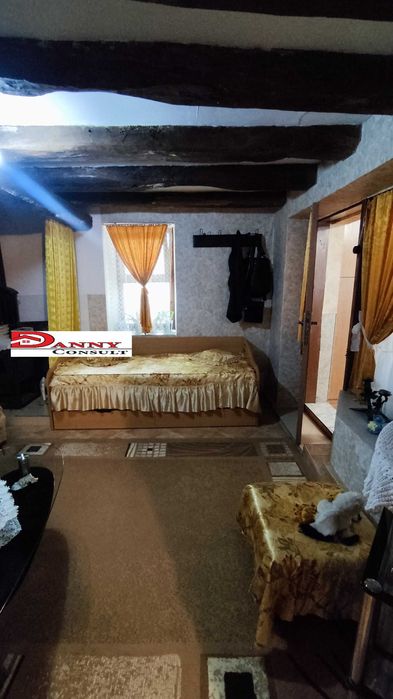 Стара къща с двор и кладенец в с. Балван