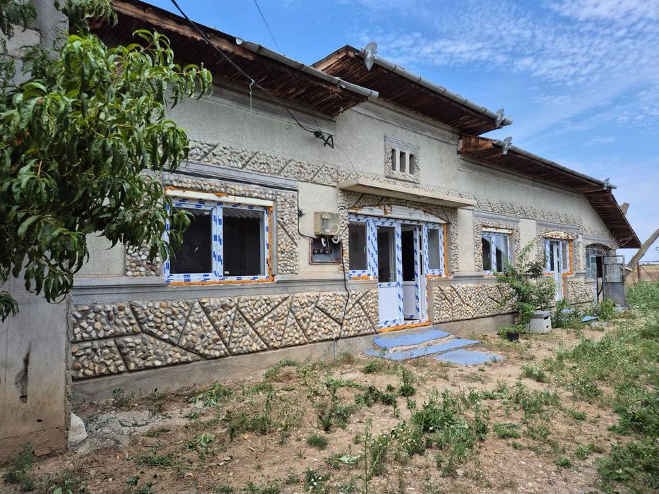 Casa 4 camere + spatiu comercial stradal + teren 1500 mp