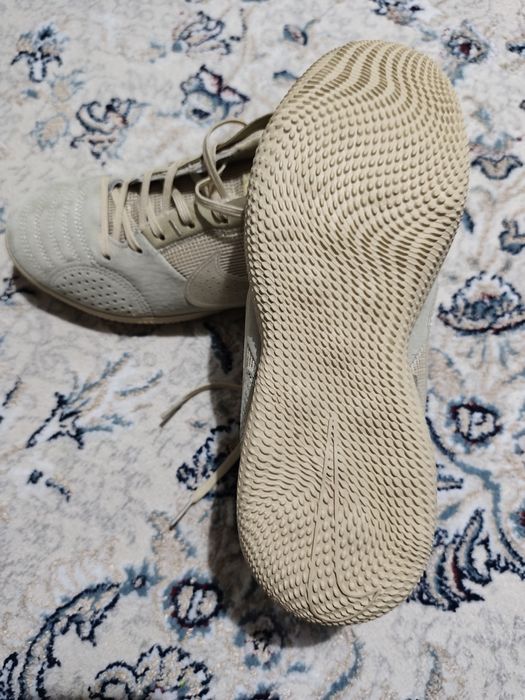 Продам футзалки naik