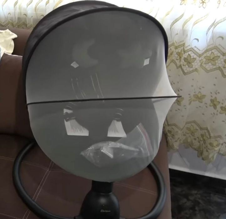 Децка люлка в цвят зелено с висящи играчки