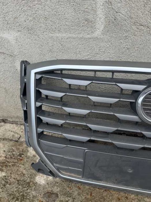 Grila centrala Audi Q2 cod: 81A853651