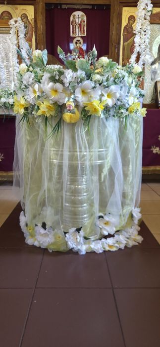 Aranjament floral pentru cristelnita