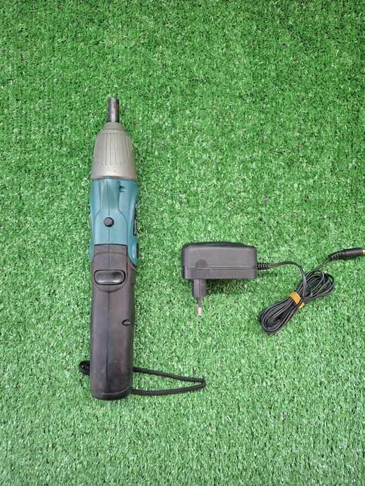 Акумулаторна отвертка на Makita 6723D.