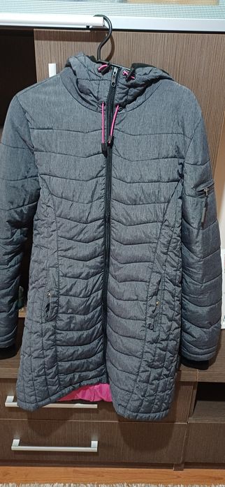 Vand geaca iarna dama stare foarte buna calduroasa culoare gri maine L