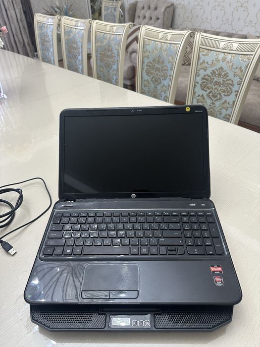 Ноутбук и подставка охлаждающая