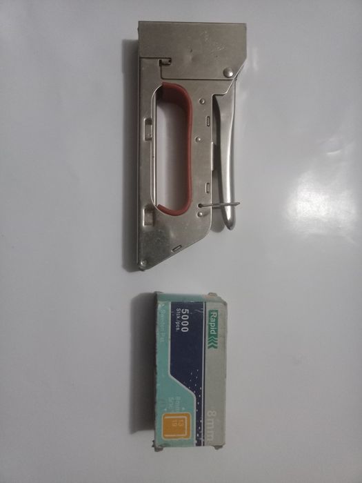 Степлер с гвоздями