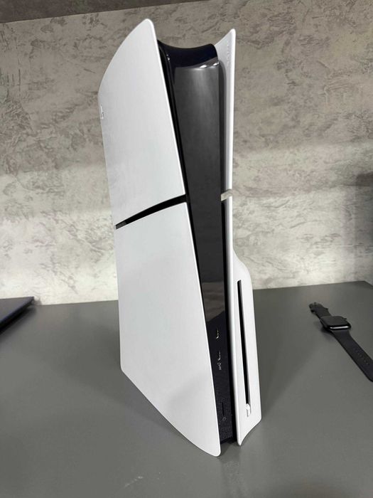 Продаю Playstation 5 Slim с дисководом 1TB