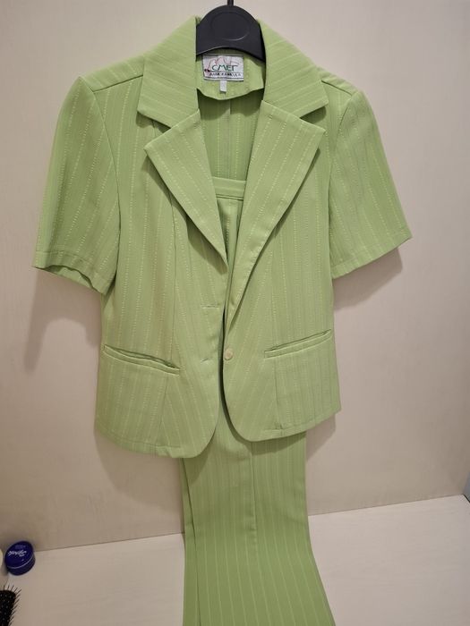 Продавам запазени костюми