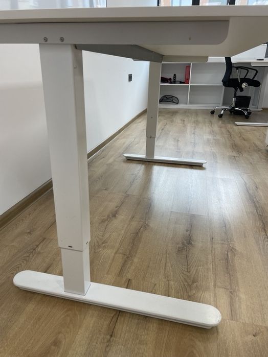 Регулируемо бюро с контейнер