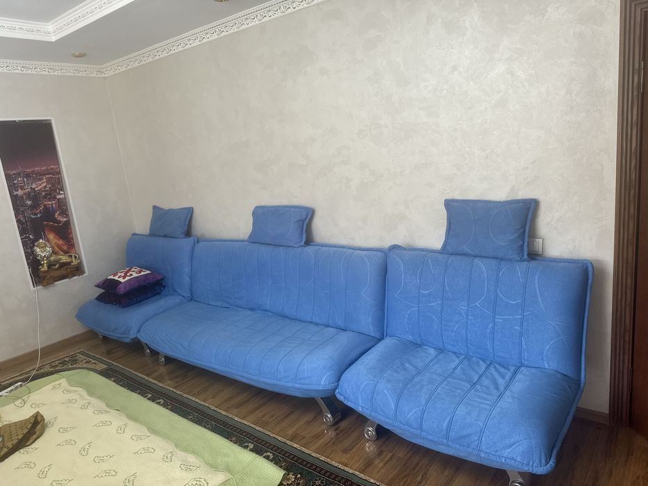 Продается 4-х местный диван с двумя креслами