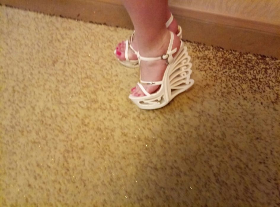 Продам красивые босаножки