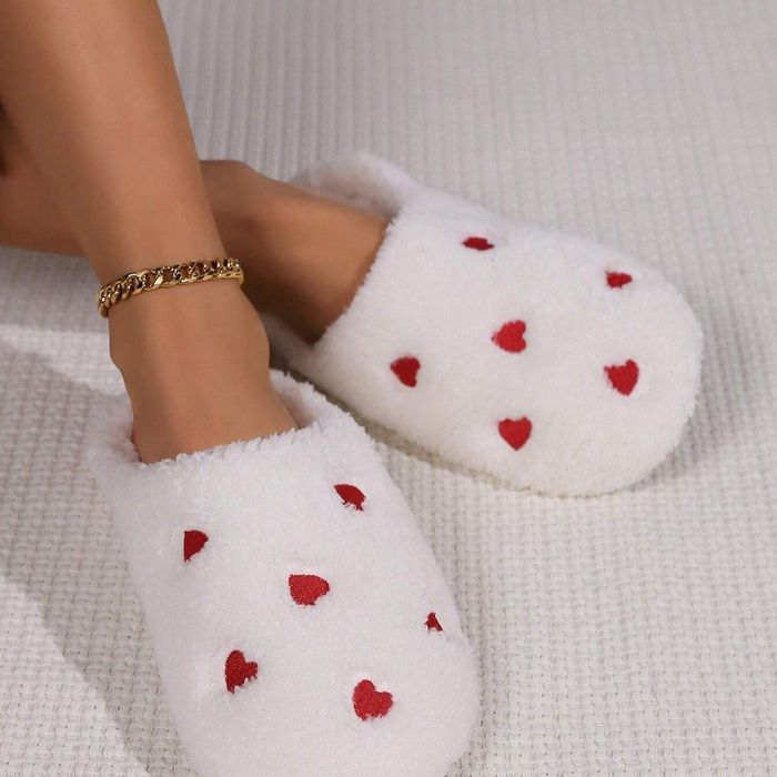 Домашние тапочки белые с красными сердечками