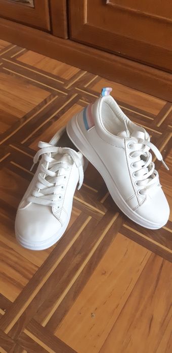 Обувь на девочку размер 34.