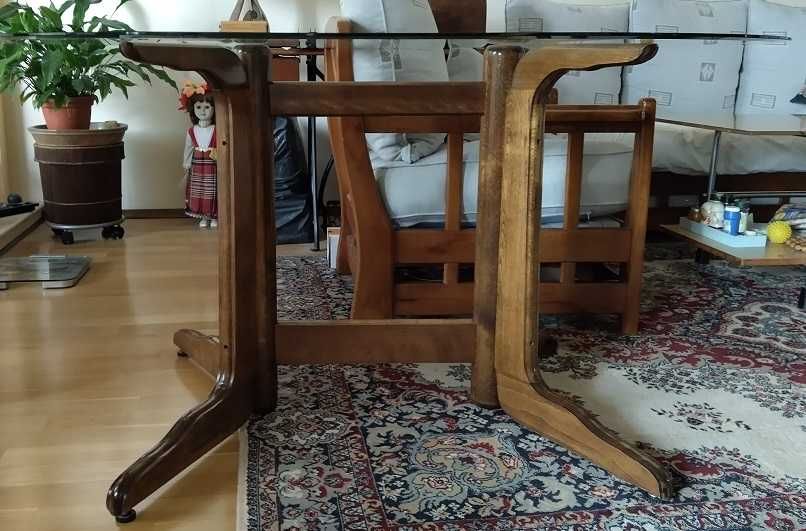 Продавам трапезна маса с плот от закалено стъкло и крака от масивно дърво.