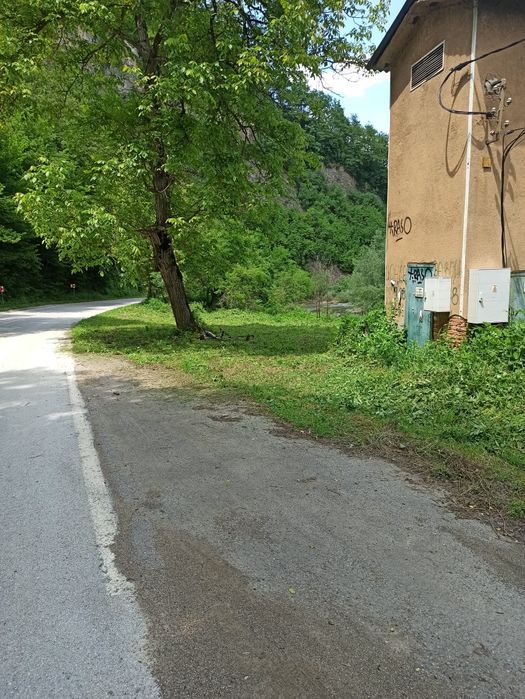 Малък добре поддържан имот до главния път и реката