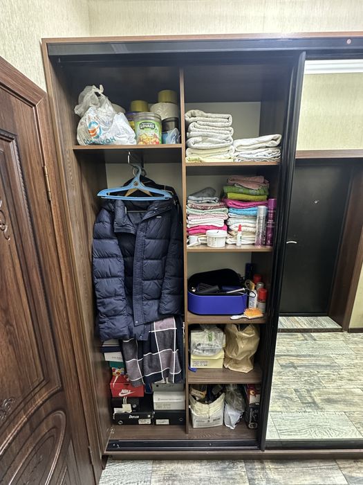 Продам купейный шкаф с зеркалом