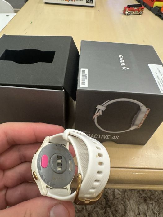 Часовник Garmin Vivoactive 4S