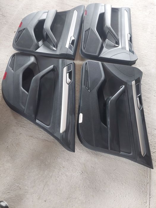 Vând capota,faruri,grila,oglinzi,aripi,trager,hayon VW Passat B8.