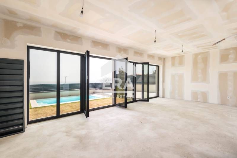 Двуетажна новопостроена къща за продажба, с перфектен достъп и директн