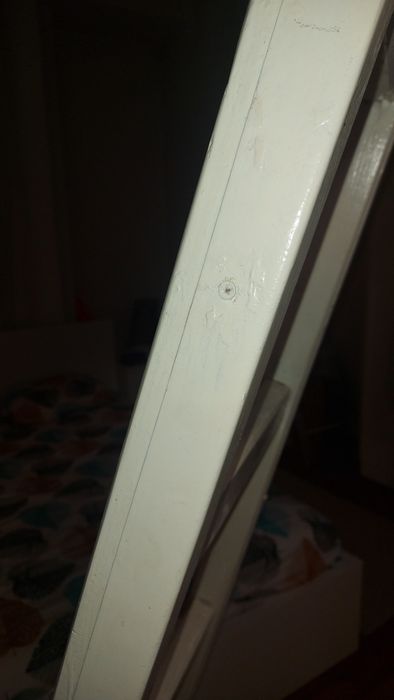 Дървена стълба с метален обков