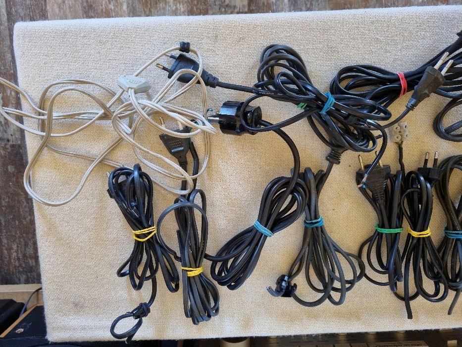 Pachet dif cabluri alimentare pt aparatura.. Perfect functionale.