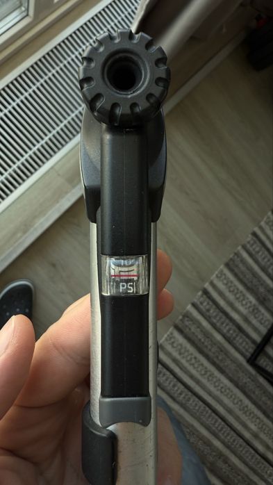 Pompă bicicletă compactă cu manometru și suport cadru