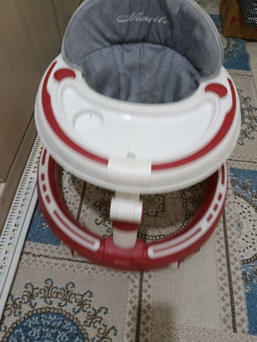 Детский ходунок красный