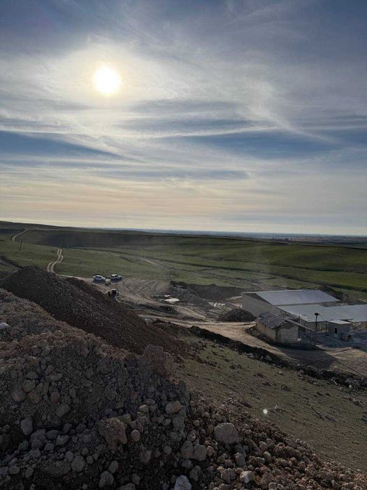 карьер - добывается сыре для облицовочных кирпичей и кальций.