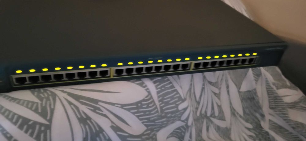 CIisco CATALYST 2950 Sserie Switches porneste nu stiu mai mult de el (a fost dat jos un cular de pe el ) se vinde cum se vede