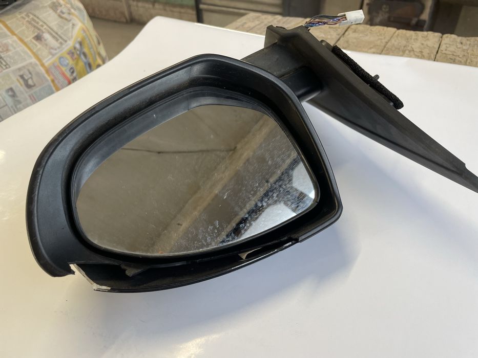 Продавам дясно огледало за Мазда3 2010г