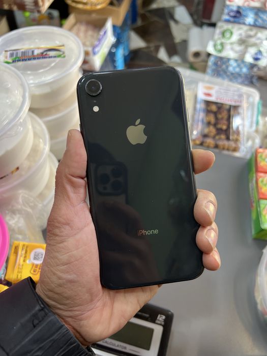 iPhone XR 64GB телефон в хорошем состоянии.