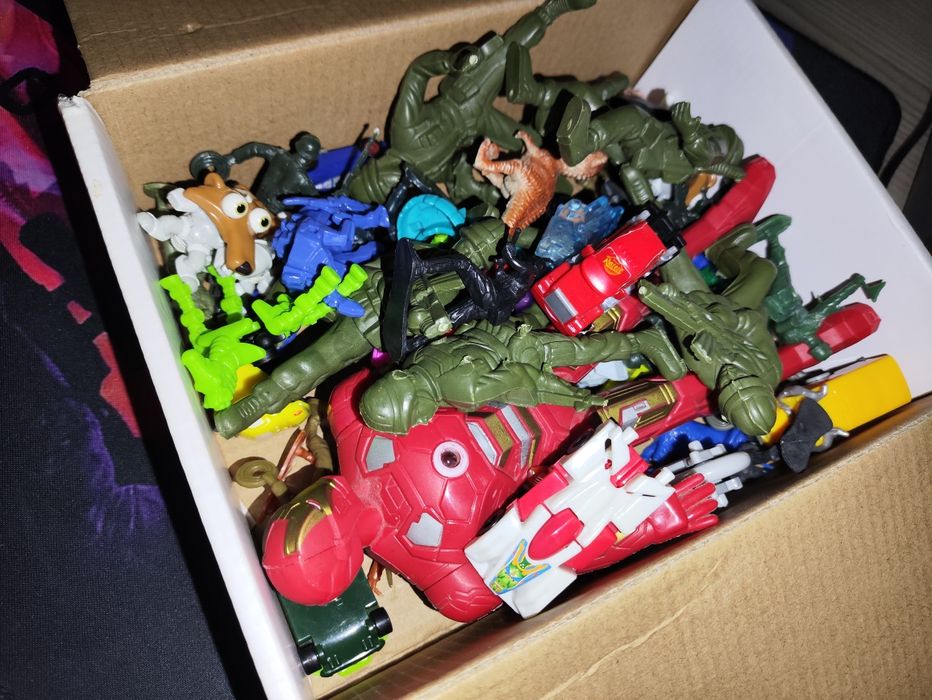 Коробка с игрушками