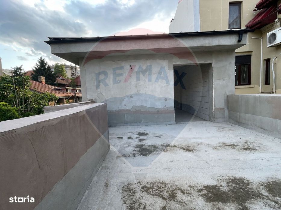 Vila in curs de renovare, teren 370mp, retras | adiacent Polona