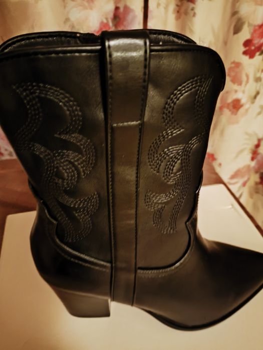 Стильные женские ботильоны-казаки