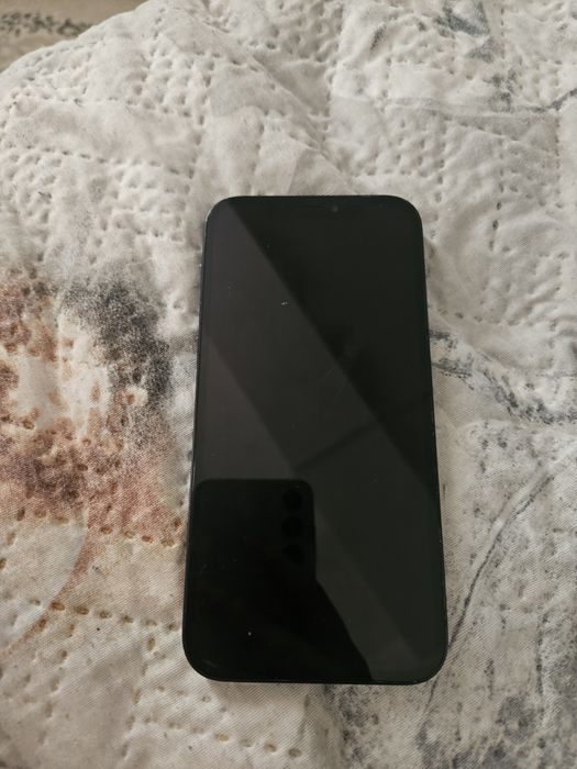 iPhone 12 64GB в хорошем состоянии
