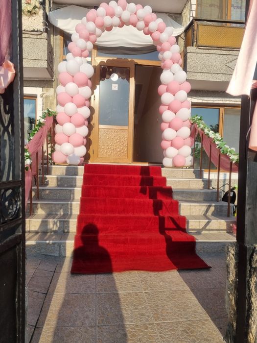 Червен килим и шатри