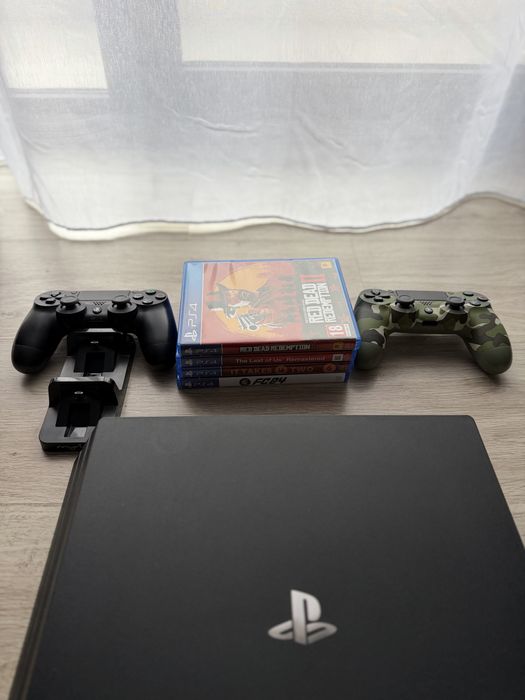 PlayStation 4 Pro + 4 jocuri + 2 manete + stație de încărcare