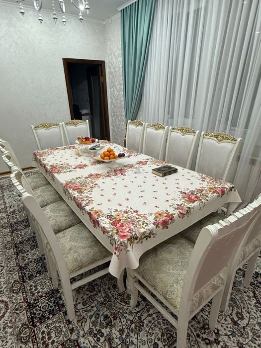 Срочно  продам стол с стульями