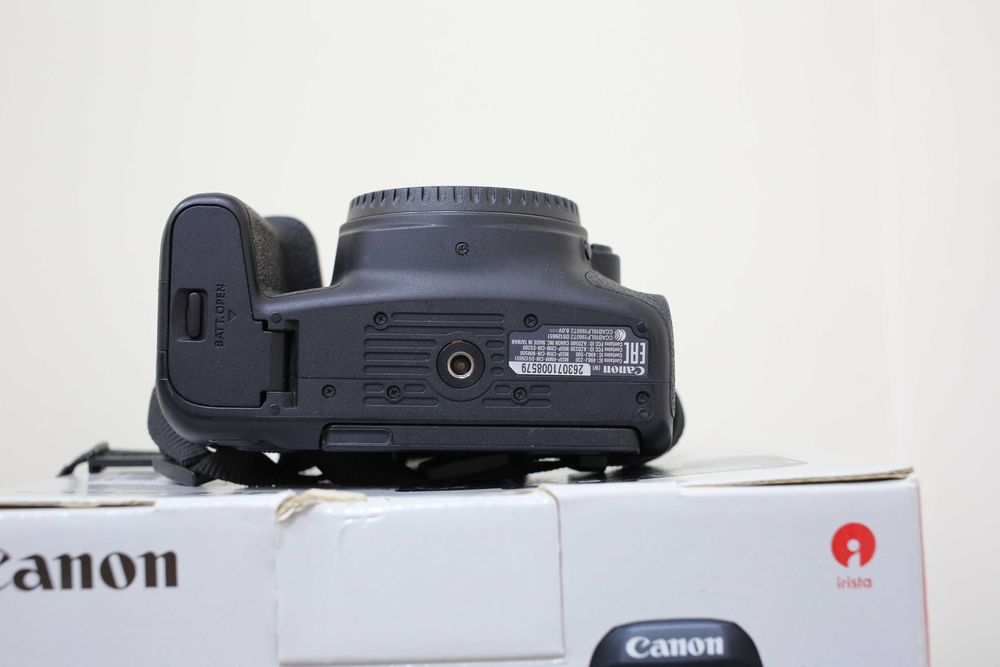 Aparat foto Canon 77D + Canon 18-135mm IS USM ideal vacanta & familie