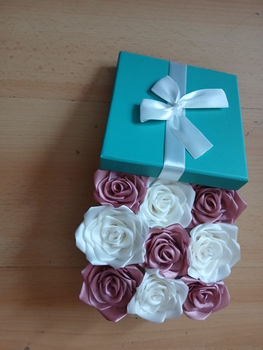 Ръчно изработени сатенени рози и фоамени