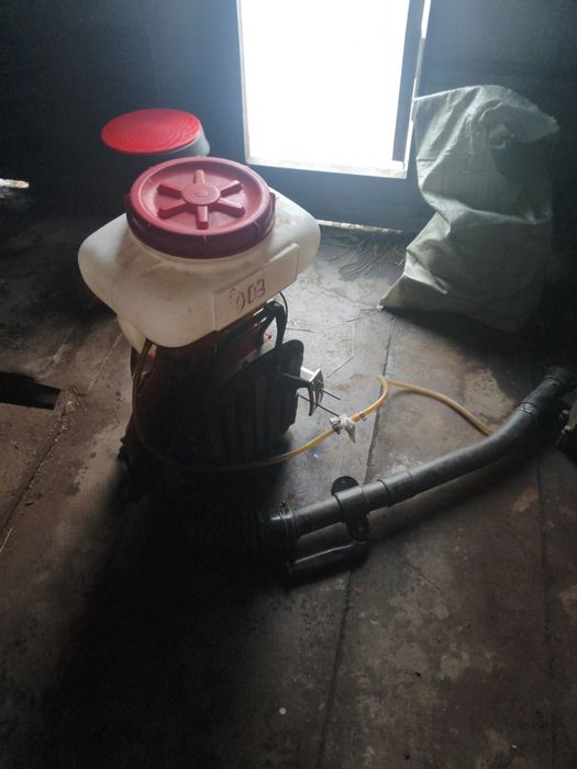 Бензиновый опрыскиватель.