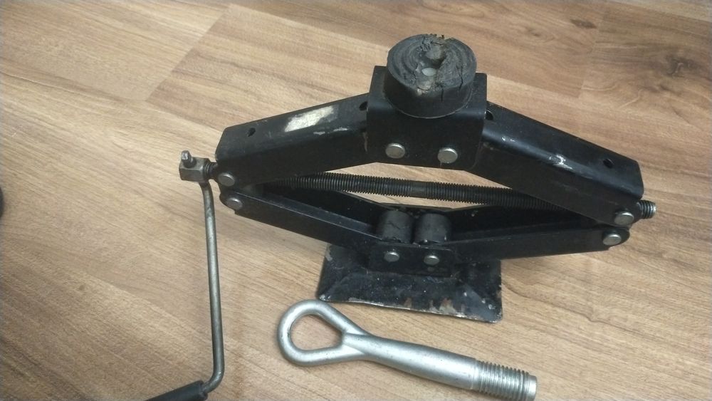 Продам домкрат на легковой машину