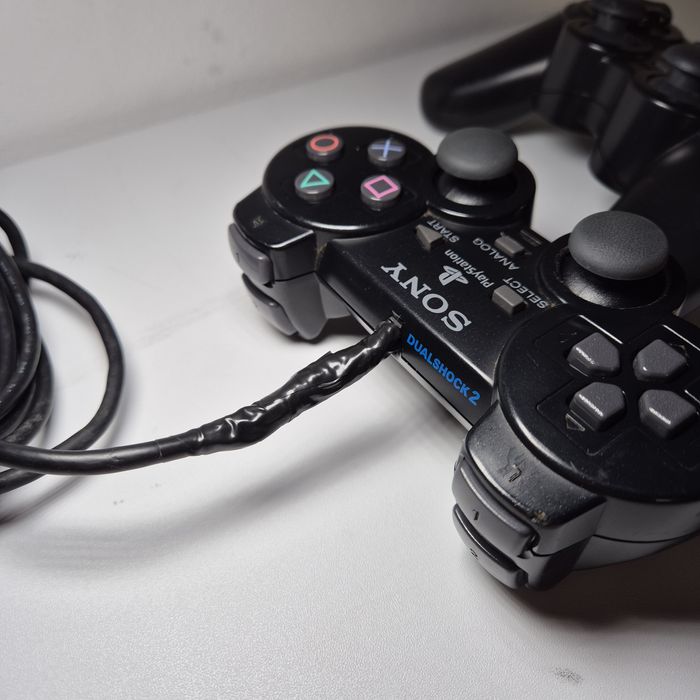 PlayStation 2 Slim Modata + 3 Manete