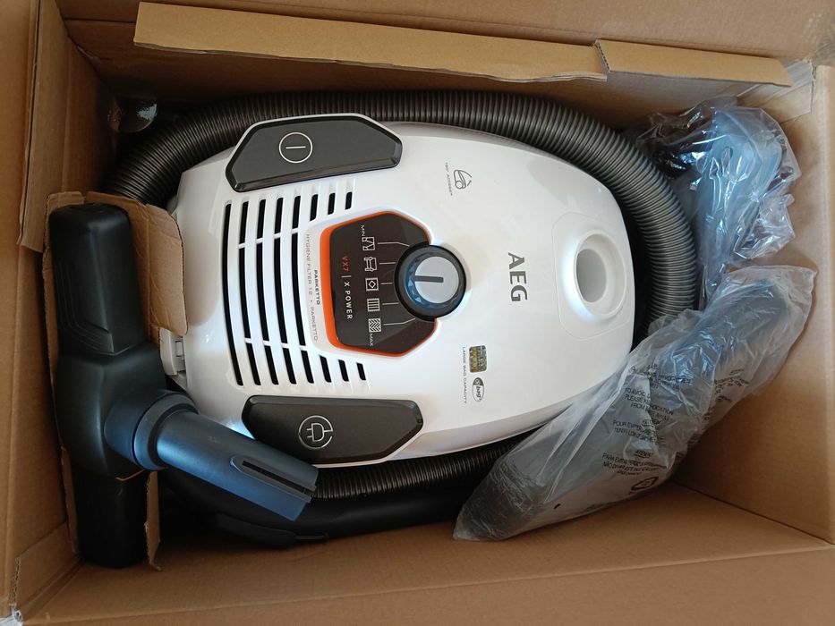 Продавам прахосмукачка АEG